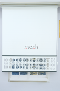 Kırık Beyaz Lazer Stor Perde - Antrasit Lama - Labirent Desenli - Orta Kalın Kumaş